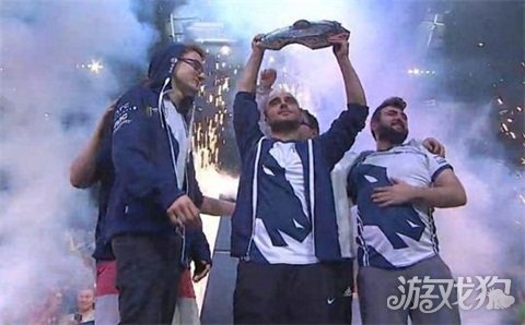 让他在防守 让他在防守